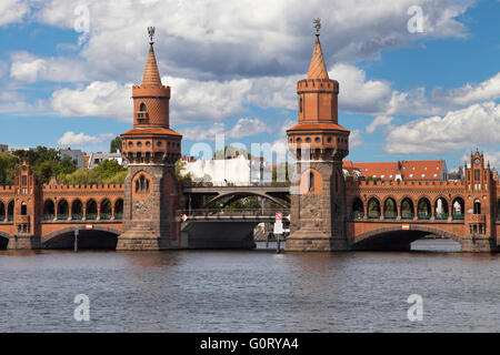 Oberbaum ponte sopra il fiume Sprea a Berlino, Germania. Foto Stock