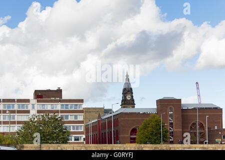 Elizabeth House e l'Ottagono parcheggio auto forma lo skyline a sud di Bolton town hall nel centro della città. Foto Stock