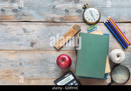 Scuola di accessori di cancelleria su un tavolo di legno con spazio per il testo Foto Stock