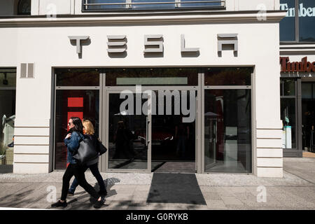 Esterno della Tesla auto elettrica showroom sulla Kurfurstendamm, Kudamm, nel quartiere di Charlottenburg, Berlino, Germania Foto Stock