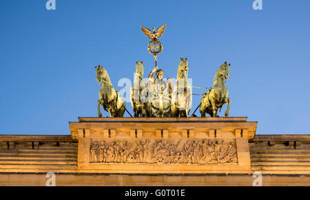 Dettaglio della quadriga sulla sommità della porta di Brandeburgo a Berlino Germania Foto Stock
