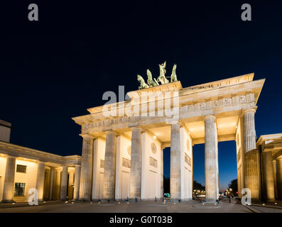 La Porta di Brandeburgo in serata a Berlino Germania Foto Stock