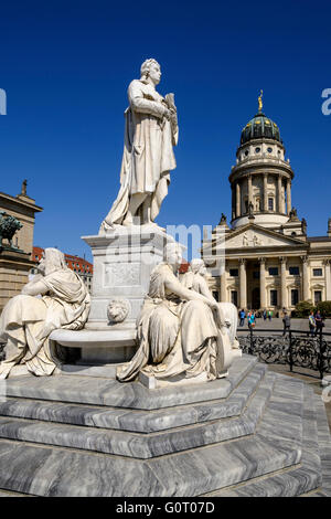 Statua di Schiller in piazza Gendarmenmarkt con Franzosischer Dom a posteriori in Mitte Berlino Germania Foto Stock