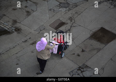 Famiglia immigrata sul marciapiede vicino al semaforo di Glasgow, Scozia Foto Stock