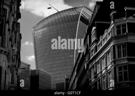 City of London, Londra, Inghilterra, Regno Unito. 19 aprile 2016 Walkie talkie edificio correttamente noto come 20 Fenchurch Street è un grattacielo commerciale di Londra che prende il nome dal suo indirizzo su Fenchurch Street, nel centro storico della città di Londra il quartiere finanziario. È stato soprannominato "l' Walkie-Talkie a causa della sua forma distintiva.[3] La costruzione è stata completata nella primavera del 2014, e il top-piano 'Sky-giardino" è stato inaugurato nel gennaio 2015.[4] Il 34 piani è di 160 m (525 ft) di altezza, rendendo il quinto edificio più alto della città di Londra e il tredicesimo più alti in Londra. Foto Stock