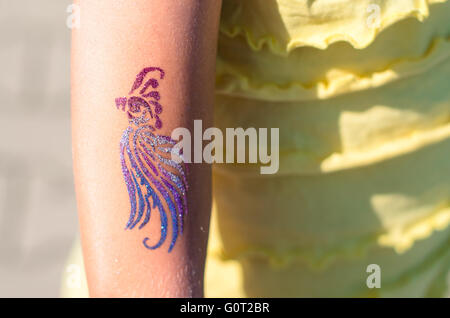 Bambini cool tattoo colorati per la mano Foto stock - Alamy