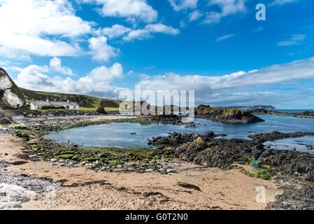 Ballintoy, Antrim, Irlanda del Nord. Il porto e la spiaggia sono presenti in diversi episodi del gioco di troni. Foto Stock