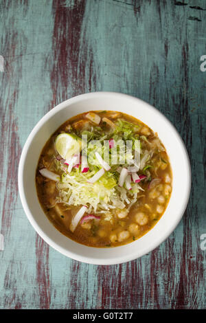 Scatto dall'alto del recipiente di Pozole in un ristorante messicano Foto Stock
