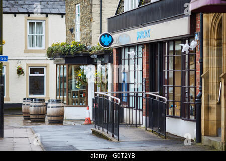 Whalley un grande villaggio in Ribble Valley sulle rive del fiume Calder nel Lancashire. King Street Barclays Bank regola il ramo Foto Stock