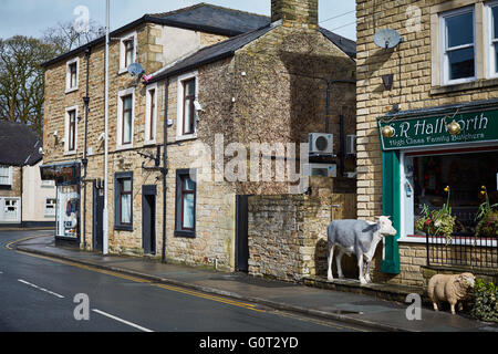 Whalley un grande villaggio in Ribble Valley sulle rive del fiume Calder nel Lancashire. Accrington strada macellai Hallworth pla Foto Stock