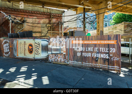 Pubblicità murale dipinto a fianco di un edificio nel quartiere alla moda di Wicker Park quartiere del West Town comunità a Chicago, Illinois, Stati Uniti d'America Foto Stock