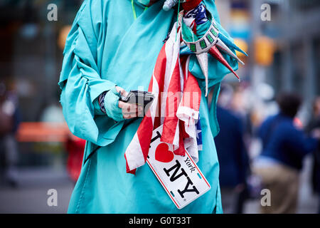 New York Times Square mendicante di accattonaggio che vogliono soldi contanti mano cercando per volere umorismo sfollati hanno bisogno di soldi in appoggio in costume Foto Stock