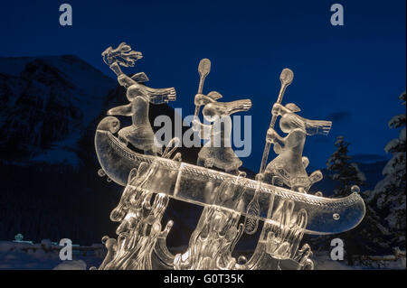 Sculture di ghiaccio delle popolazioni indigene in una canoa, Lago Louise, il Parco Nazionale di Banff, Alberta, Canada Foto Stock