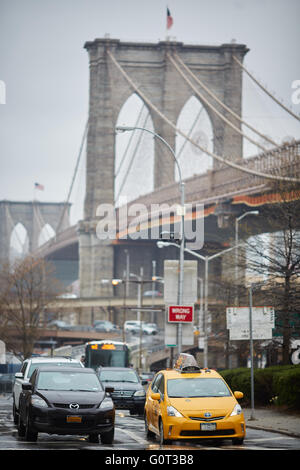 A New York il Ponte di Brooklyn è un cavo ibrido-alloggiato/sospensione ponte che attraversa il fiume est un nazionale civile storico ita Foto Stock