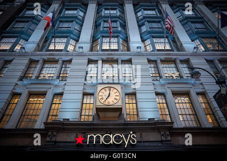 New york Macy's clock esterno sulla costruzione di fronte a Macy's Herald Square, originariamente noto come R. H. Macy e Company Store, ho Foto Stock