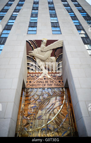 New York il dettaglio di entrata a 30 Rockefeller Plaza che mostra il versetto di Isaia 33:6 centro Rockefeller Center Foto Stock