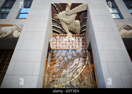 New York il dettaglio di entrata a 30 Rockefeller Plaza che mostra il versetto di Isaia 33:6 centro Rockefeller Center Foto Stock