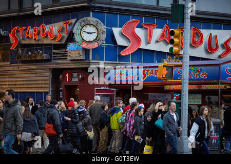 New york esterno Stardust cena times square persone folla molti affollata comunità europee partite molti raccolti raccogliendo g Foto Stock