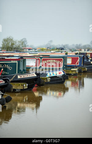 Overwater Marina, Coole Lane, Newhall, Nantwich, Cheshire per via navigabile opaco giorno umido meteo grigio grigio Foto Stock