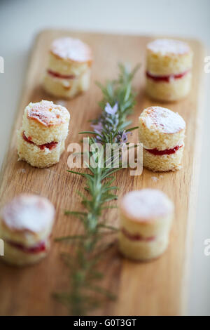 Campioni di partito ofsweek torta cibo a buffet su vassoi professional Foto Stock