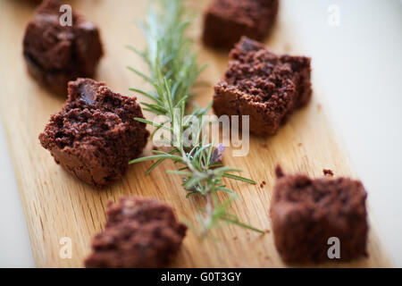 Campioni di partito ofsweek torta cibo a buffet su vassoi professional Foto Stock