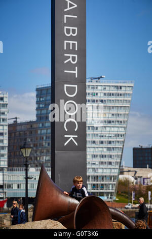 Liverpool Albert Dock arte pubblica scultura l'Albert Dock è un complesso di edifici del dock e i magazzini di Liverpool, in Inghilterra Foto Stock