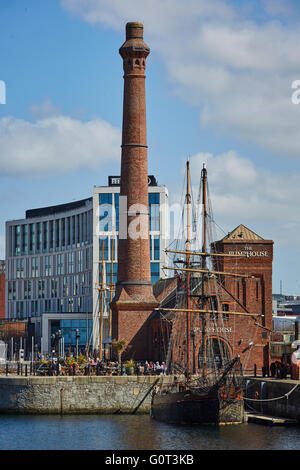 Liverpool Albert Dock edifici liver building tradizionale, waterside pub-ristorante che serve un menu eclettico, in un converte Foto Stock