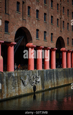 Liverpool Albert Dock edifici esterno l'Albert Dock è un complesso di edifici del dock e i magazzini di Liverpool, in Inghilterra. Foto Stock