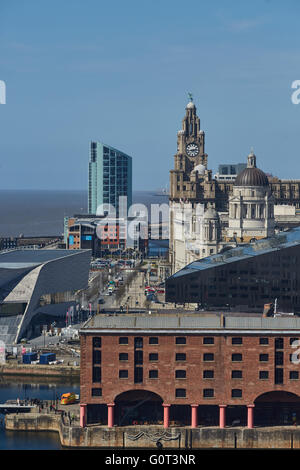 Liverpool Albert Dock edifici Liver Building Il Royal Liver Building è un grado che ho elencato la costruzione di Liverpool, in Inghilterra. Ho Foto Stock