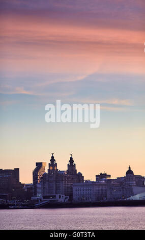 Da ovest galleggiante Merseyside Liverpool docks birkenhead liverpool skyline con il Liver Building fronti sul fiume Mersey c Foto Stock