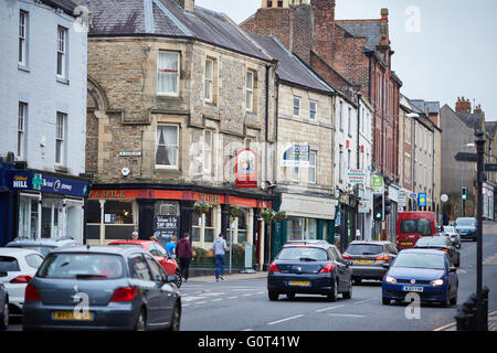 Hexham città mercato parrocchia civile Northumberland Priestpopple main street in stile tudor e gli edifici di pietra, negozi indipendenti hig Foto Stock