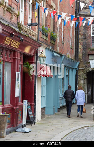Hexham città mercato civile Northumberland parrocchiale vecchia chiesa e il mercato di carne off fore street in stile tudor e edifici in pietra shop Foto Stock