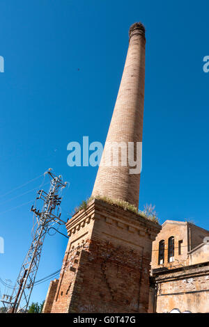Vicino alla città spagnola di Lleida è possibile trovare questo vecchio camino industriale Foto Stock