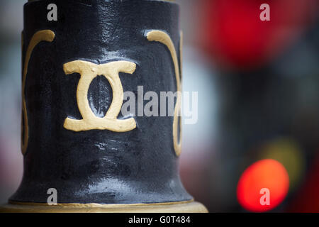 Logo sul lampione nella City of Westminster Qualità di lusso deluxe posh ben hi-class ricca tagliare al di sopra di estremità di denaro in metallo stile iconico H Foto Stock