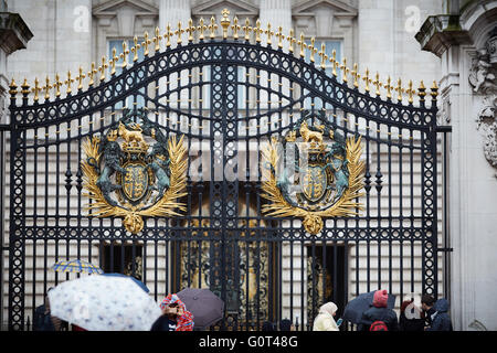 Cancello per Buckingham Palace la residenza della regina in ferro battuto storia storico importante qualità significativa di lusso deluxe posh ben Foto Stock