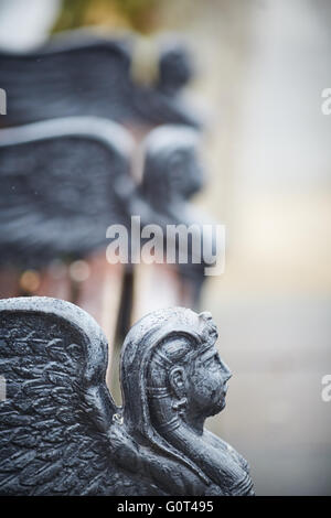 Sphinx la storia dietro il cammello e di Sphinx panchine su Victoria Embankment Landmark Building turismo turistico giorno visitate il luogo Foto Stock