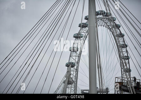 Il London Eye è una gigantesca ruota panoramica sulla riva sud del fiume Tamigi a Londra. Noto anche come il Millennium Wheel Euro Foto Stock