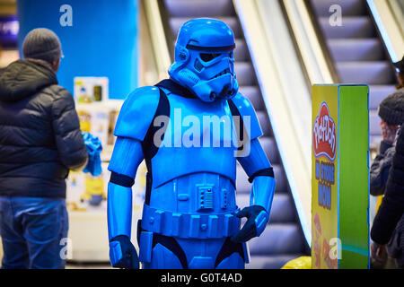 Oxford Street London Blue Star Wars caricatura fancy dress stormtrooper uniforme il negozio di giocattoli porta personacordiale promozione Foto Stock