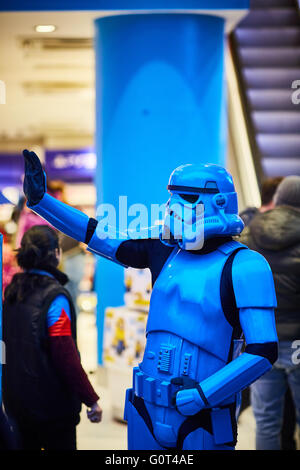 Oxford Street London Blue Star Wars caricatura fancy dress stormtrooper uniforme il negozio di giocattoli porta personacordiale promozione Foto Stock