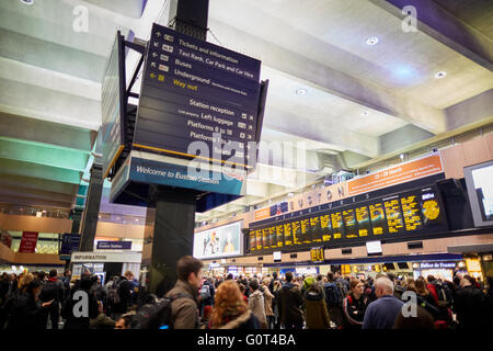 A Londra la stazione di Euston concourse schede destinazione area di attesa rush crush informazioni point west coast main line termin Foto Stock