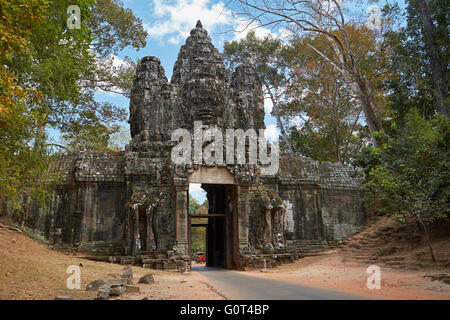 Porta Vittoria, Angkor Thom (XII secolo complesso tempio), Angkor Sito Patrimonio Mondiale, Siem Reap, Cambogia Foto Stock