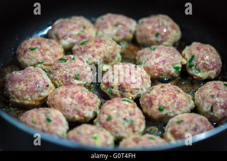 La Turchia le polpette di carne la cottura in olio di oliva in una padella Foto Stock