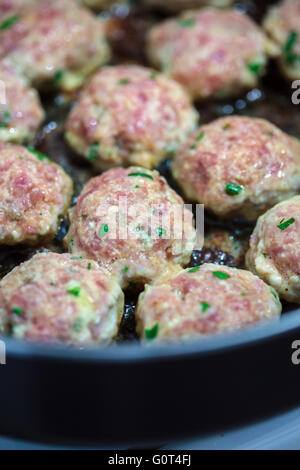 La Turchia le polpette di carne la cottura in olio di oliva in una padella Foto Stock