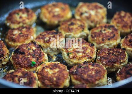 La Turchia le polpette di carne la cottura in olio di oliva in una padella Foto Stock