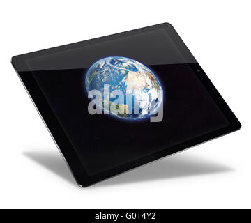 Realistico tablet pc computer con la Terra dallo spazio sullo schermo isolato su sfondo bianco. 3D'illustrazione. Gli elementi di questo ima Foto Stock