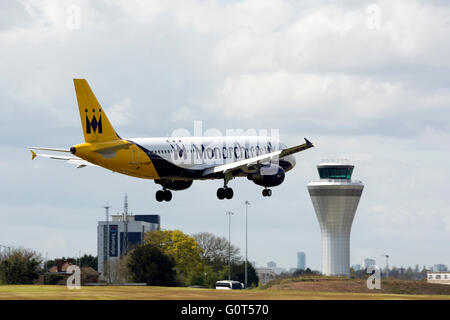 La Monarch Airlines Airbus A320 l'atterraggio all'Aeroporto di Birmingham, Regno Unito Foto Stock