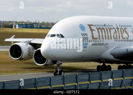 Emirates Airbus A380 in rullaggio a aeroporto di Birmingham, Regno Unito Foto Stock