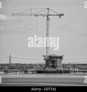 Nuovo attraversamento mersey road bridge tower in costruzione con gru a torre Foto Stock