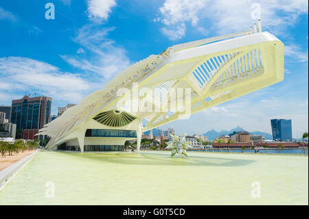 RIO DE JANEIRO - 25 febbraio 2016: il caratteristico profilo neofuturist del Museu do Amanhã (Museo di domani). Foto Stock