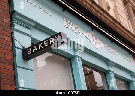 Royal Avenue, Belfast. Il 4 maggio 2016. Ashers panificio, che è al centro della torta Gay fila, quando Gay attivista per i diritti Gareth Lee il cui design avrebbe Foto Stock